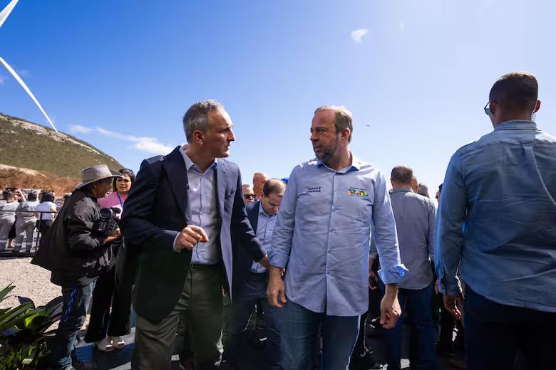 El CEO de Pan American Energy Group (PAEG), Marcos Bulgheroni, junto al ministro de Energía y Minas de Brasil, Alexandre Silveira